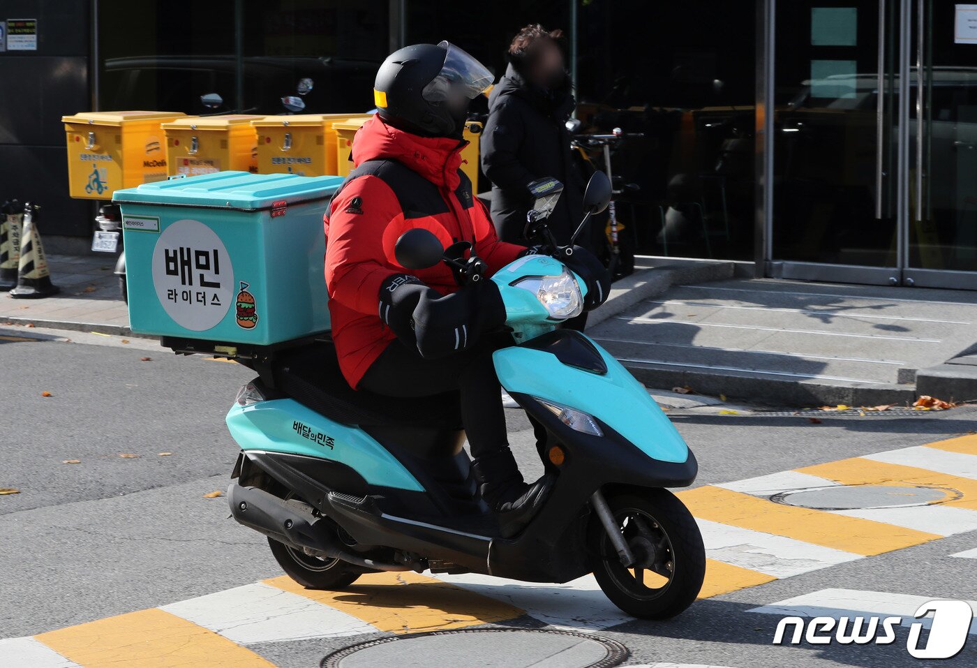 본문 이미지 - 12일 서울시내에서 한 배달노동자가 배달업무를 하고 있다.. 2021.12.12/뉴스1 ⓒ News1 박세연 기자