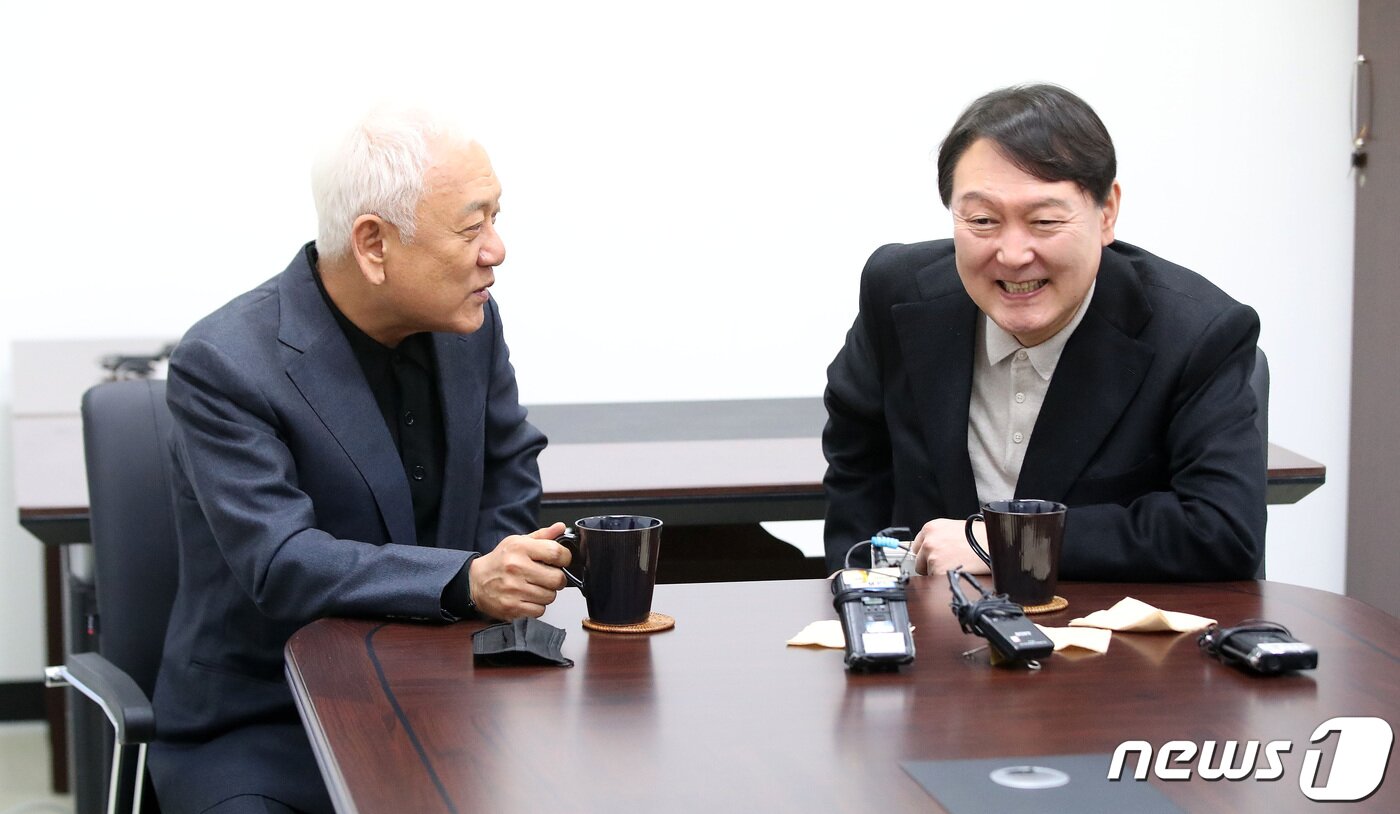 본문 이미지 - 국민의힘 윤석열 대선 후보와 김한길 새시대준비위원장이 12일 오후 서울 여의도 새시대준비위원회 사무실에서 현판식에 앞서 차담을 나누고 있다. 2021.12.12/뉴스1 ⓒ News1 구윤성 기자