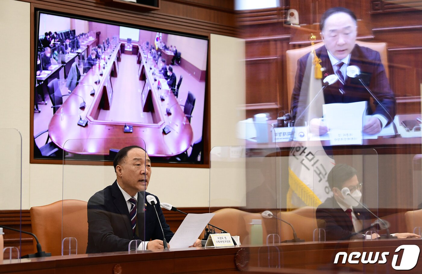 본문 이미지 - 홍남기 경제부총리 겸 기획재정부 장관이 13일 오전 서울 종로구 정부서울청사에서 열린 226차 대외경제장관회의에 참석해 모두발언을 하고 있다.2021.12.13/뉴스1 ⓒ News1 송원영 기자