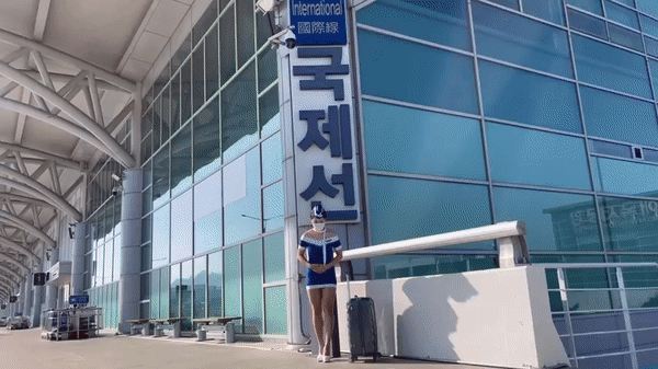 본문 이미지 - 국내 한 유튜버가 지난 달 인천국제공항에서 촬영한 승무원 룩북 콘텐츠를 공개했다. (유튜브 갈무리) ⓒ 뉴스1