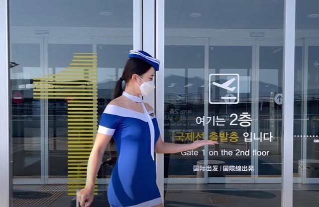 본문 이미지 - 유튜버 A씨가 공개한 승무원 룩북 콘텐츠. (유튜브 갈무리) ⓒ 뉴스1