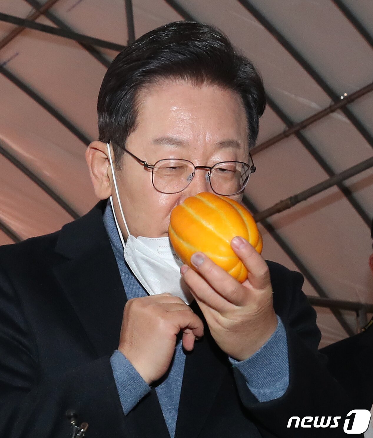 본문 이미지 - 매타버스(매주 타는 민생버스) 다섯번째 행선지로 고향인 대구·경북(TK)을 찾은 이재명 더불어민주당 대선 후보가 13일 오전 경북 성주군 참외 농가를 방문해 성주 참외 모종심기를 체험한 후 농가로부터 선물받은 참외 향기를 맡아보고 있다. 2021.12.13/뉴스1 ⓒ News1 오대일 기자