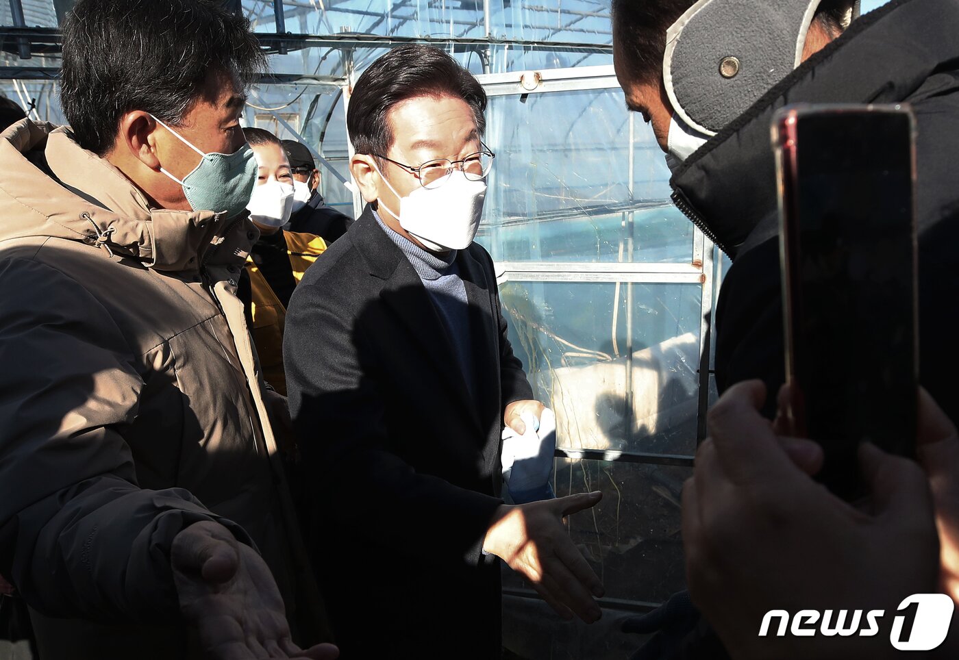 본문 이미지 - 매타버스(매주 타는 민생버스) 다섯번째 행선지로 고향인 대구·경북(TK)을 찾은 이재명 더불어민주당 대선 후보가 13일 오전 경북 성주군 참외 농가를 방문해 성주 참외 모종심기를 체험한 후 농민들과 인사하고 있다. 이날 사드 배치를 반대하는 지역 주민이 이 후보를 향해 계란을 투척하는 소동이 일어났다. 비닐하우스 외벽에 깨진 계란 자국이 보인다. 이 후보 측은 “(행위자가) 최대한 처벌을 안 받도록 경찰에 선처를 요청하겠다”고 말했다. 2021.12.13/뉴스1 ⓒ News1 오대일 기자