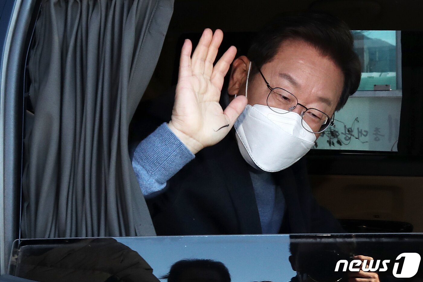 본문 이미지 - 매타버스(매주 타는 민생버스) 다섯번째 행선지로 고향인 대구·경북(TK)을 찾은 이재명 더불어민주당 대선 후보가 13일 오전 경북 성주군 참외 농가를 방문해 성주 참외 모종심기를 체험한 후 포항으로 향하는 차량에 올라 주민들에게 인사하고 있다. 2021.12.13/뉴스1 ⓒ News1 오대일 기자