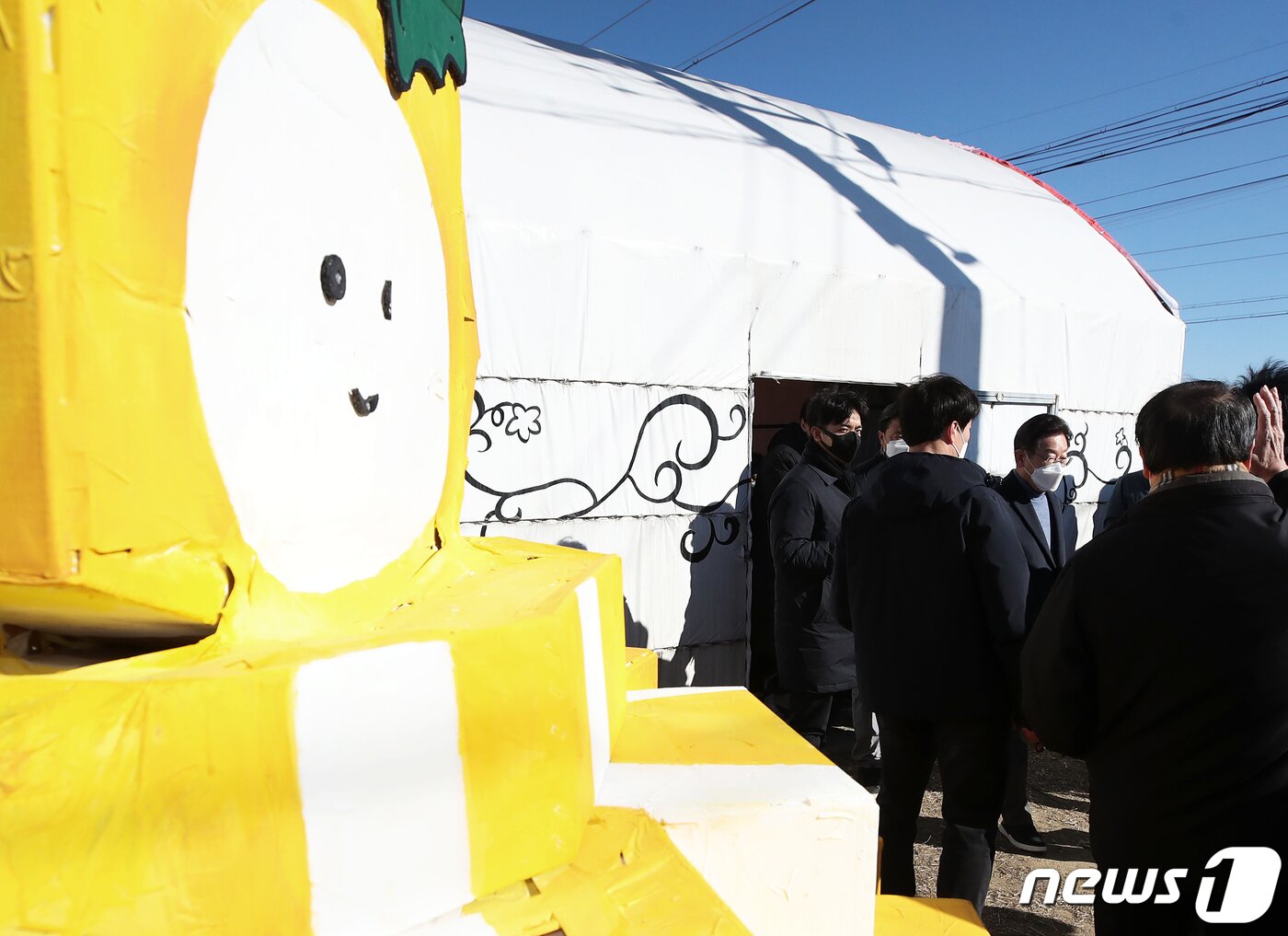 본문 이미지 - 매타버스(매주 타는 민생버스) 다섯번째 행선지로 고향인 대구·경북(TK)을 찾은 이재명 더불어민주당 대선 후보가 13일 오전 경북 성주군 참외 농가를 방문해 성주 참외 모종심기를 체험한 후 이동하고 있다. 2021.12.13/뉴스1 ⓒ News1 오대일 기자