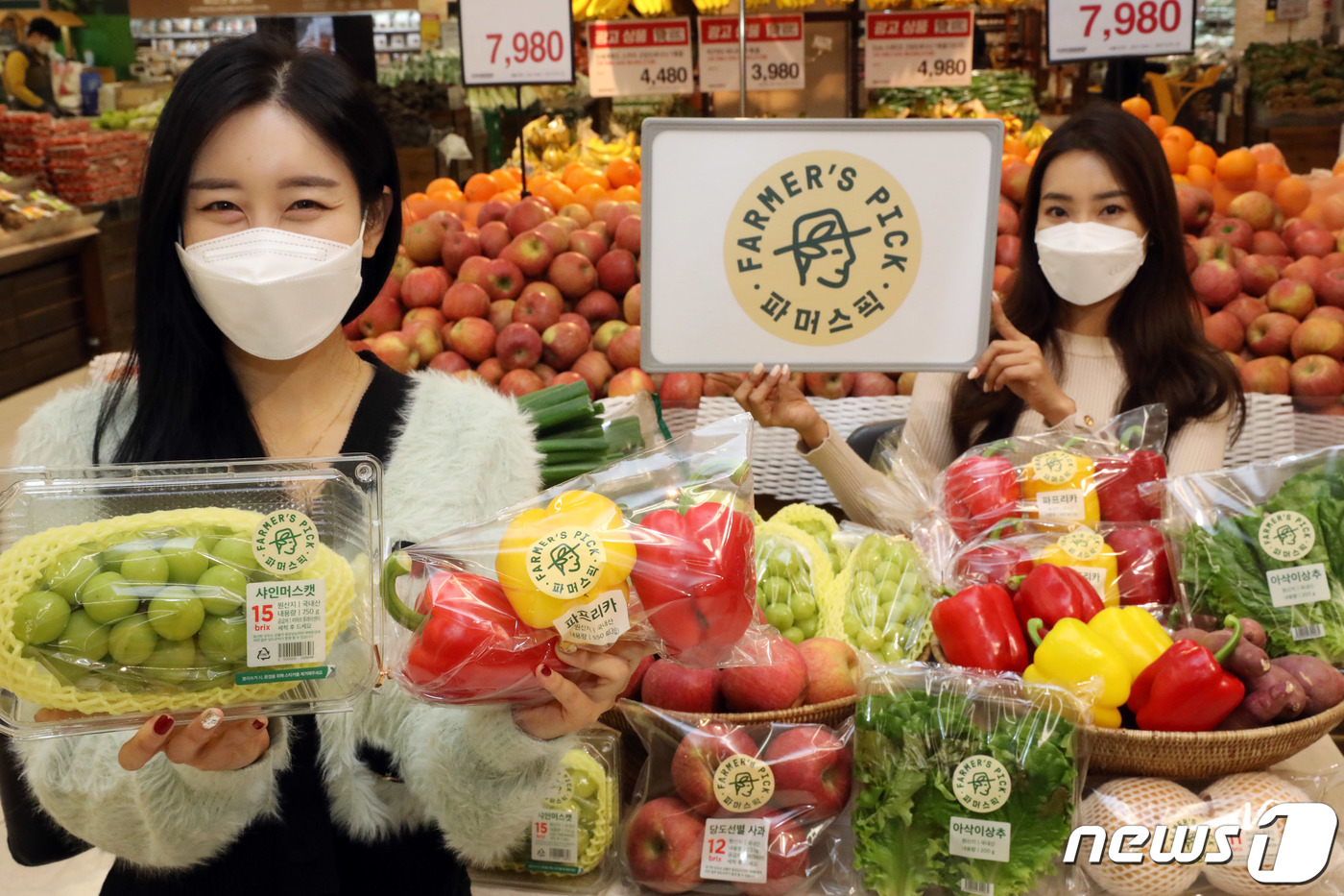 (서울=뉴스1) = 13일 오전 이마트 성수점에서 모델들이 이마트가 새롭게 선보이는 신선식품 브랜드 '파머스픽(Farmer's Pick)'을 소개하고 있다.이마트는 '파머스픽' 공 …