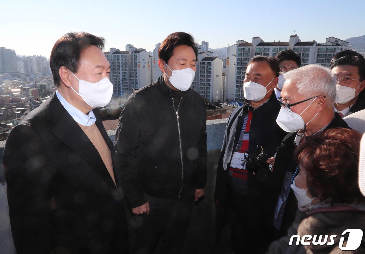 본문 이미지 - 윤석열 국민의힘 대선 후보가 13일 오후 서울 강북구 미아동 미아 4-1 주택 재건축 정비구역을 찾아 오세훈 서울시장과 함께 현장 설명을 들은 뒤 주민들과 대화하고 있다. 2021.12.13/뉴스1 ⓒ News1 이재명 기자