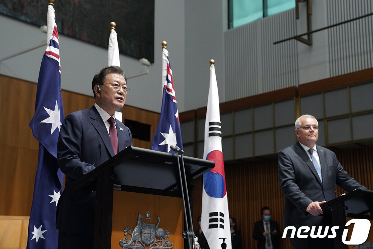본문 이미지 - 문재인 대통령은 호주를 국빈방문 중인 지난해 12월13일(현지시간) 캔버라 국회의사당 대위원회실에서 열린 '한·호주 정상 공동기자회견'에서 "베이징올림픽 외교적 보이콧을 검토하지 않고 있다"고 말했다.(청와대 제공) 2021.12.13/뉴스1