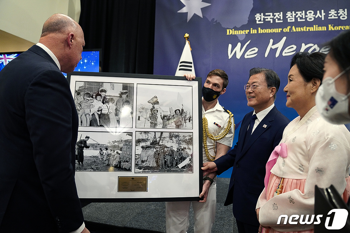 (서울=뉴스1) = 호주를 국빈 방문 중인 문재인 대통령과 김정숙 여사가 13일 오후(현지시간) 호주 캔버라 한 호텔에서 열린 ‘한국전 참전용사 초청 만찬’을 마친 뒤 피터 더튼 …