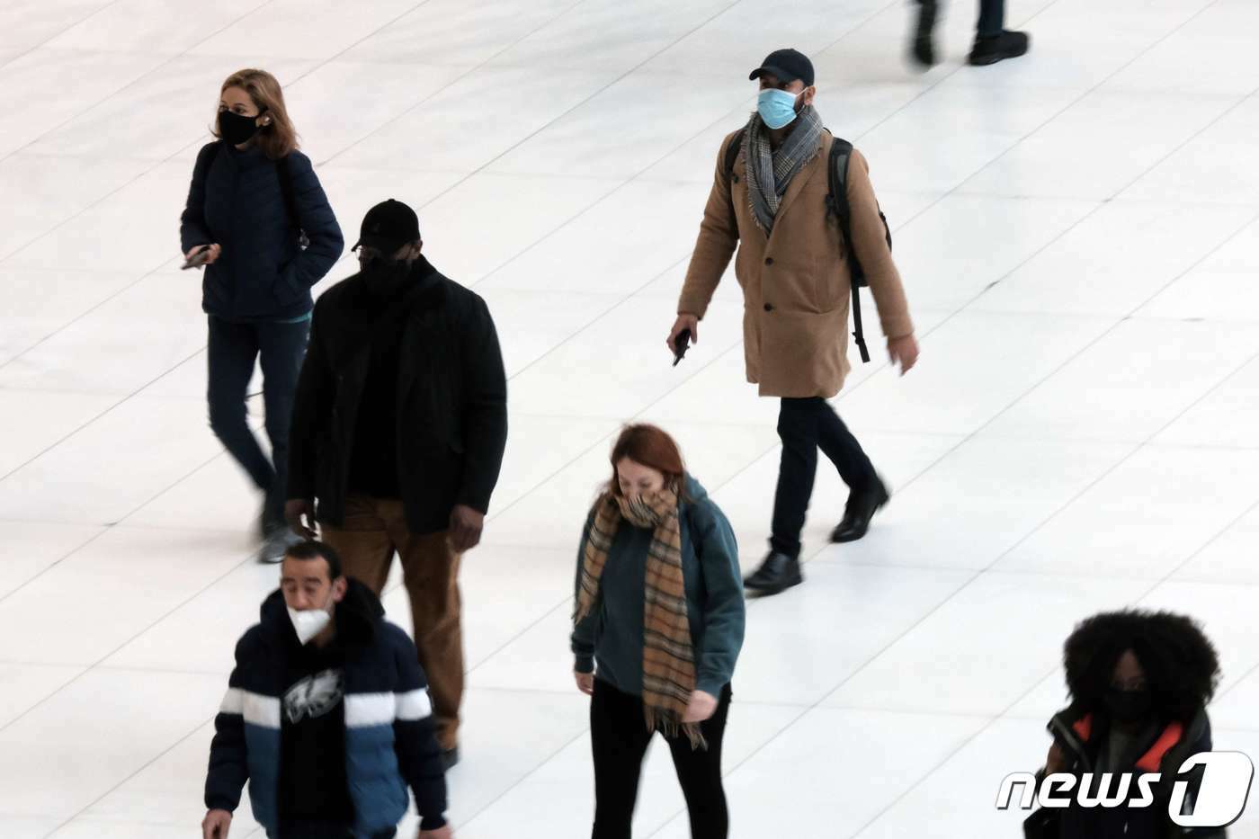 본문 이미지 - 13일 뉴욕 맨해튼의 행인들이 마스크를 쓴 채 걷고 있다. ⓒ AFP=뉴스1