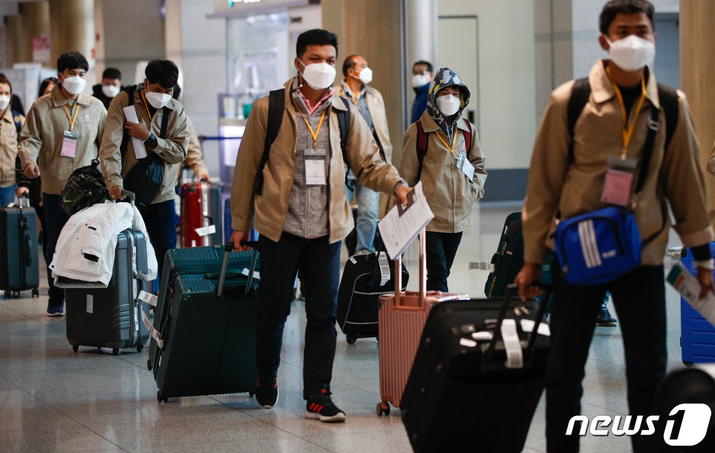 본문 이미지 - 14일 인천국제공항 1터미널에서 태국에서 국내로 입국한 외국인 노동자들이 버스를 타기 위해 이동하고 있다. 2021.12.14/뉴스1 ⓒ News1 안은나 기자