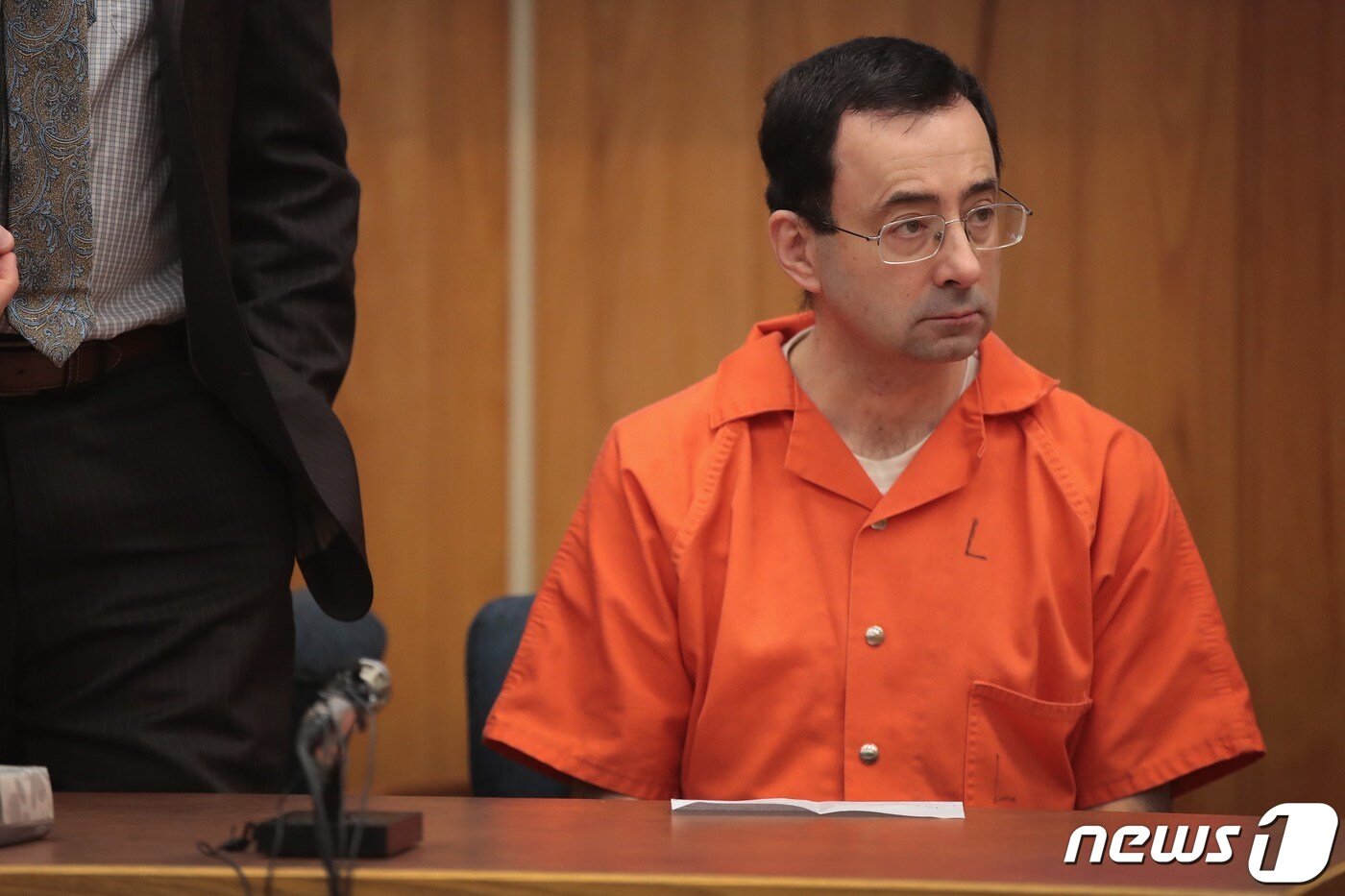 본문 이미지 - 래리 나사르가 지난 2018년 2월 5일 미시간주 샬렛의 이튼 카운티 순회법원에서 성폭행 혐의와 관련해 선고받기 전 법정에 앉아 있다. ⓒ AFP=뉴스1 ⓒ News1 김지현 기자