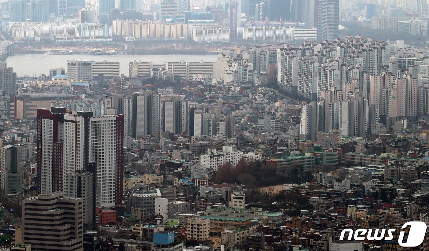 본문 이미지 - 서울 아파트 단지의 모습&#40;자료사진&#41; 2021.12.14/뉴스1 ⓒ News1 김진환 기자