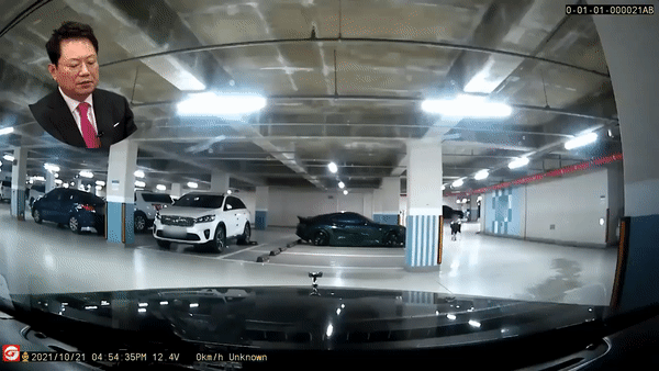 본문 이미지 - 지하 주차장에 주차된 차량에 발길질하는 여자 어린이 2명. ('한문철TV' 갈무리) ⓒ 뉴스1