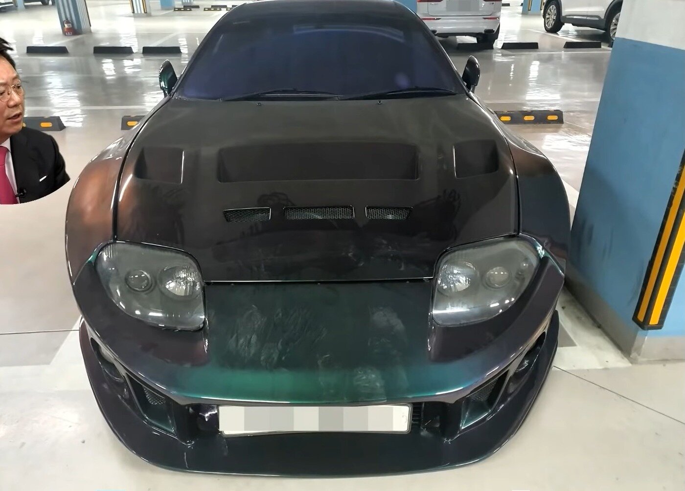 본문 이미지 - 아이들의 발길질 자국이 남아있는 피해 차량. ('한문철TV' 갈무리) ⓒ 뉴스1