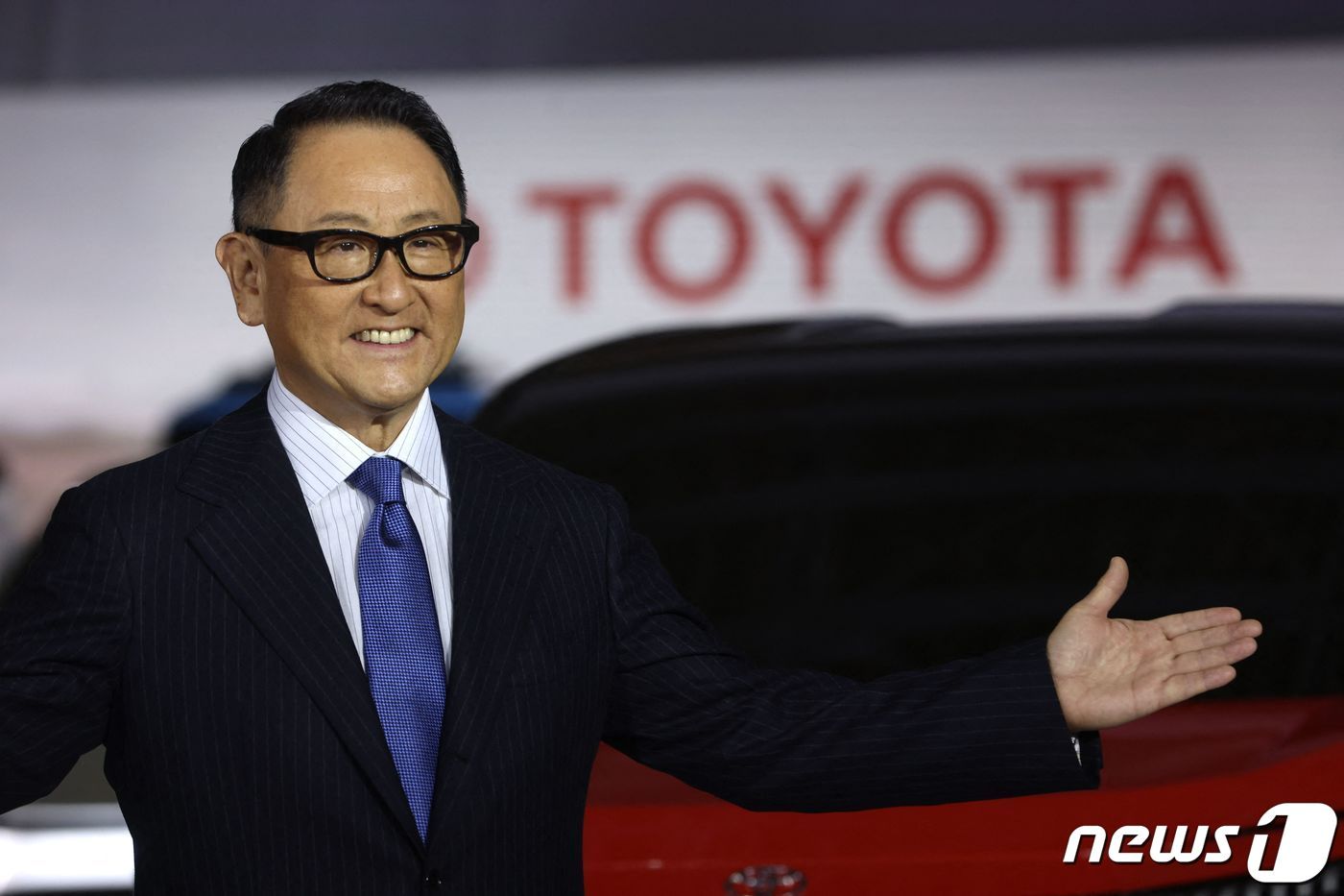 본문 이미지 - 도요다 아키오 도요타 자동차 사장이 14일(현지시간) 도쿄에서 전기차 배터리 전략 관련 브리핑을 하고 있다. ⓒ AFP=뉴스1 ⓒ News1 우동명 기자
