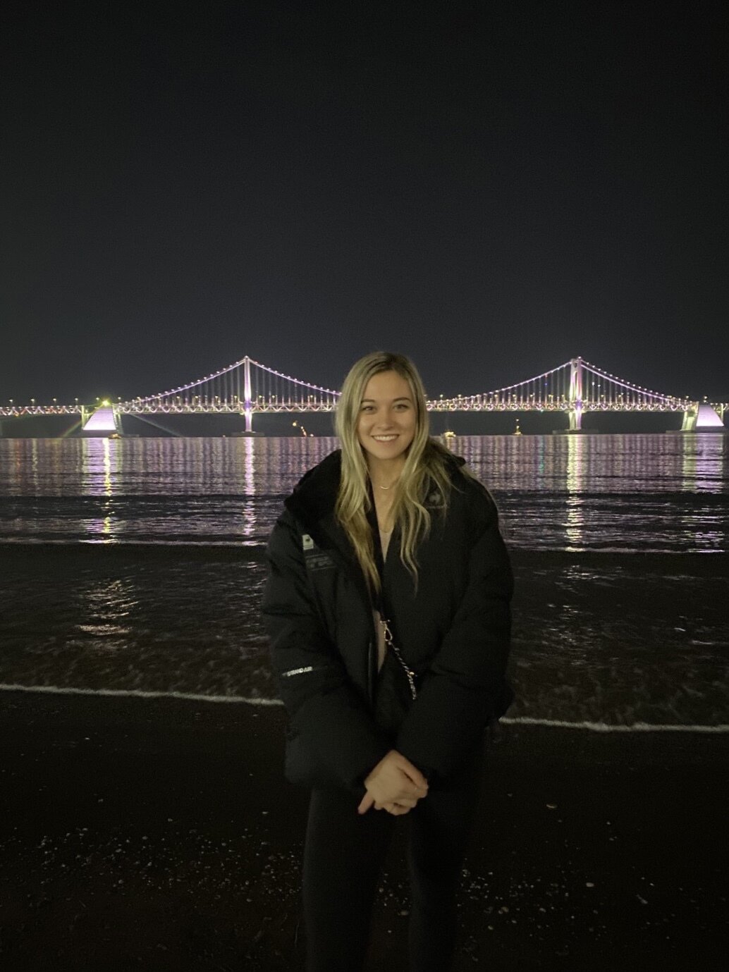 본문 이미지 - 한국의 바닷가를 찾은 레베카(기업은행 제공)ⓒ 뉴스1