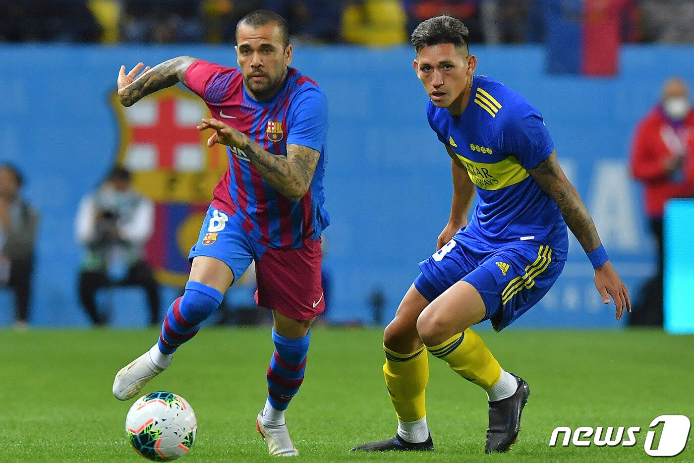 본문 이미지 - 바르사 복귀전을 가진 다니 알베스(왼쪽). ⓒ AFP=뉴스1