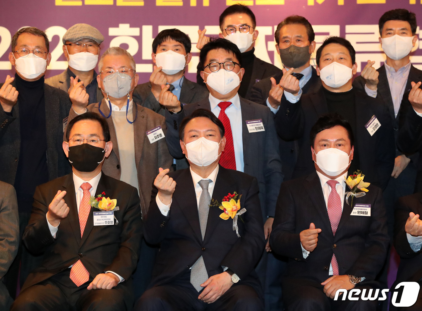 (서울=뉴스1) 국회사진취재단 = 윤석열 국민의힘 대선 후보와 주호영 국민의힘 의원이 15일 오후 서울 중구 소공동 롯데호텔에서 열린 한국국제물류협회 포럼에서 회원들과 기념촬영을 …