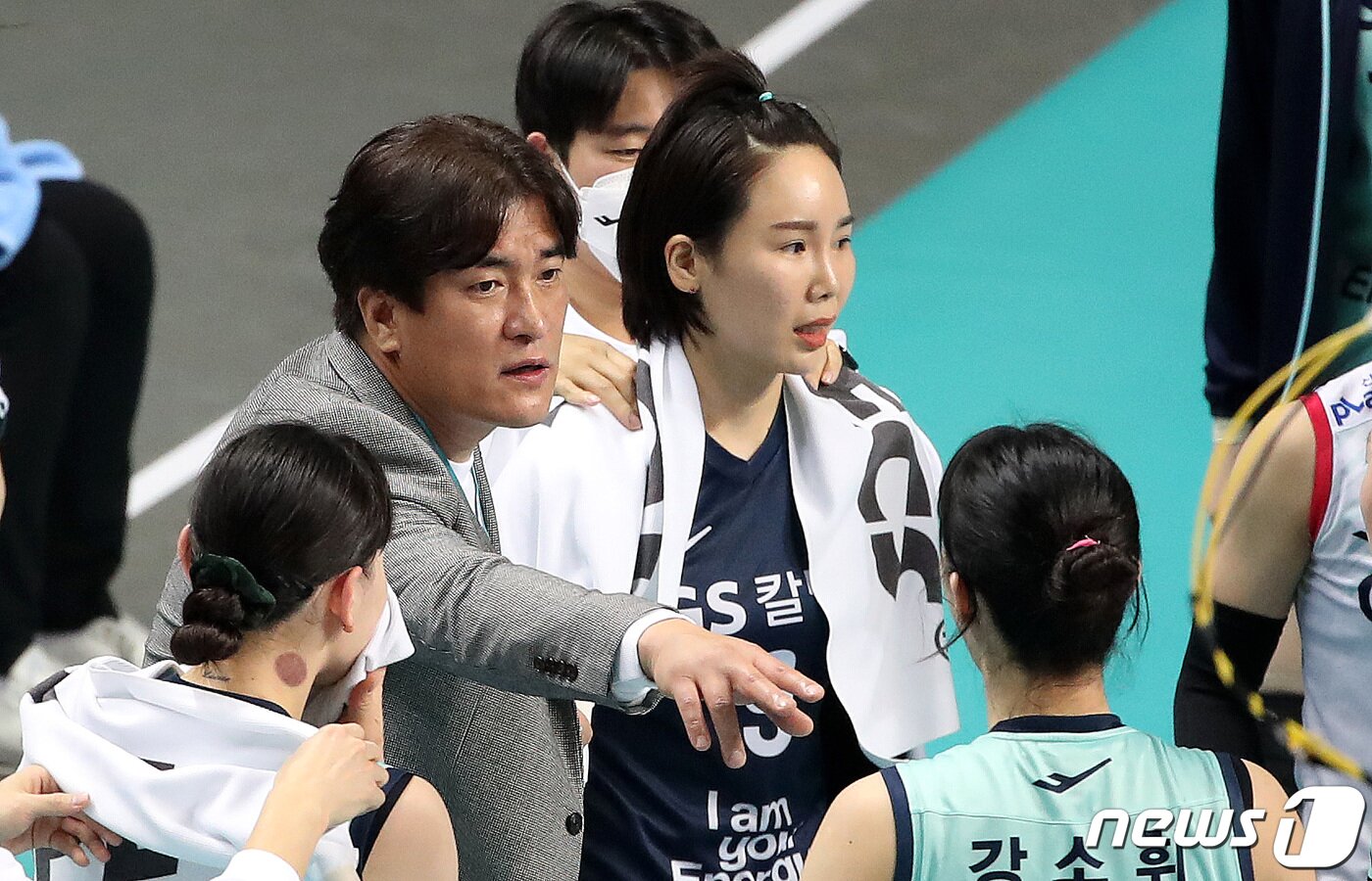 본문 이미지 - 15일 오후 서울 장충체육관에서 열린 프로배구 도드람 2021-22 V리그 여자부 GS칼텍스와 IBK기업은행의 경기에서 GS칼텍스 차상현 감독이 선수들에게 작전지시를 하고 있다. 2021.12.15/뉴스1 ⓒ News1 박지혜 기자
