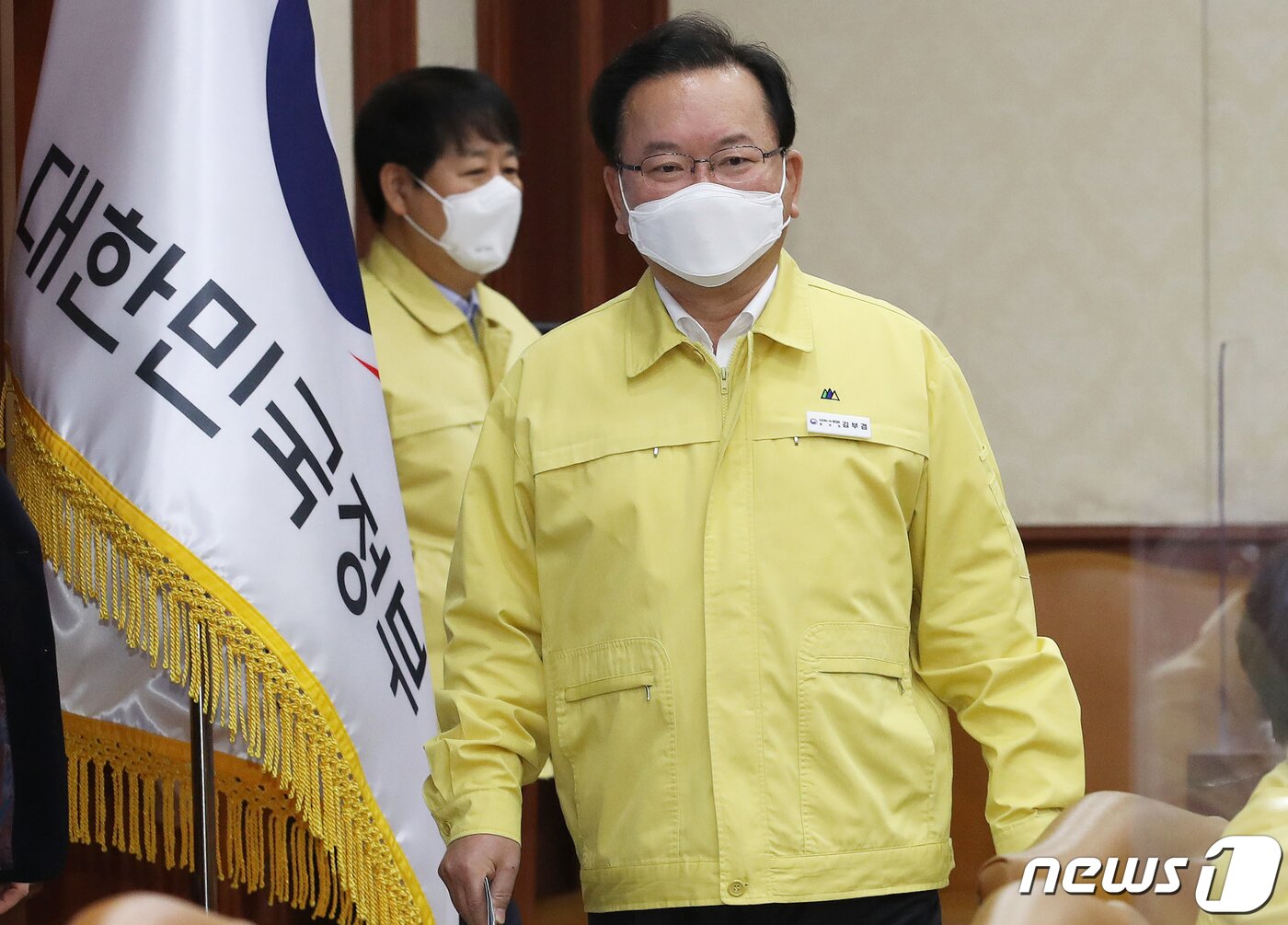 본문 이미지 - 김부겸 국무총리가 16일 오전 서울 종로구 정부서울청사에서 열린 신종 코로나바이러스 감염증&#40;코로나19&#41; 중앙재난안전대책본부회의&#40;중대본&#41;에 참석하고 있다.김 총리는 &#34;사적모임 허용인원을 4인까지로 축소하고 전국에 걸쳐 동일하게 적용한다＂면서 ＂식당·카페의 경우, 접종완료자로만 4인까지 이용이 가능하며, 미접종자는 혼자서 이용하거나 포장·배달만 허용된다＂고 밝혔다. 2021.12.16/뉴스1 ⓒ News1 송원영 기자