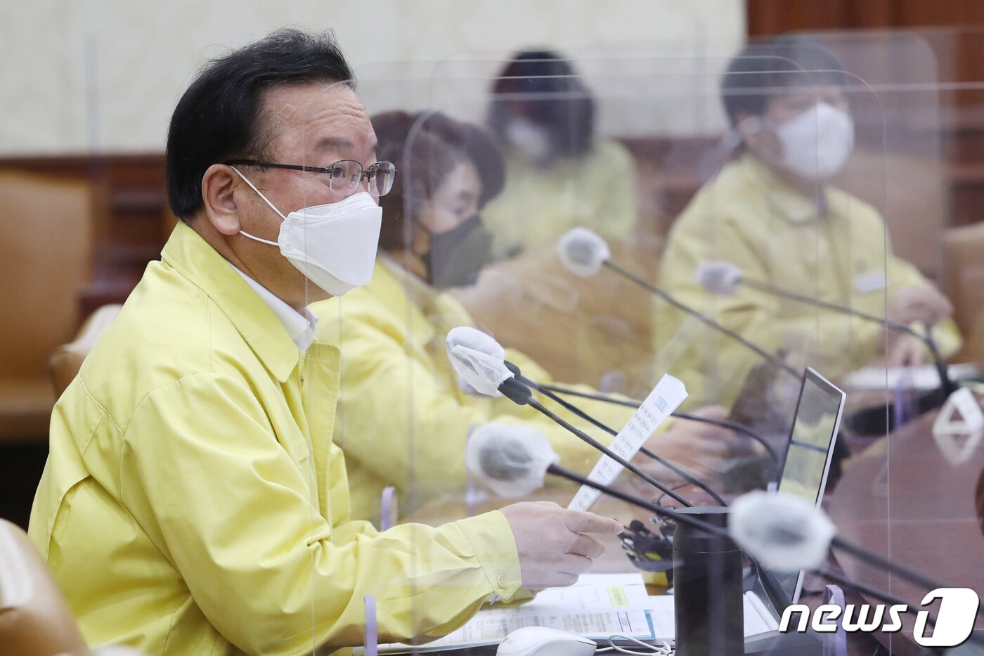 본문 이미지 - 김부겸 국무총리가 16일 오전 서울 종로구 정부서울청사에서 열린 신종 코로나바이러스 감염증&#40;코로나19&#41; 중앙재난안전대책본부회의&#40;중대본&#41;에서 회의 시작을 기다리고 있다..2021.12.16/뉴스1 ⓒ News1 송원영 기자