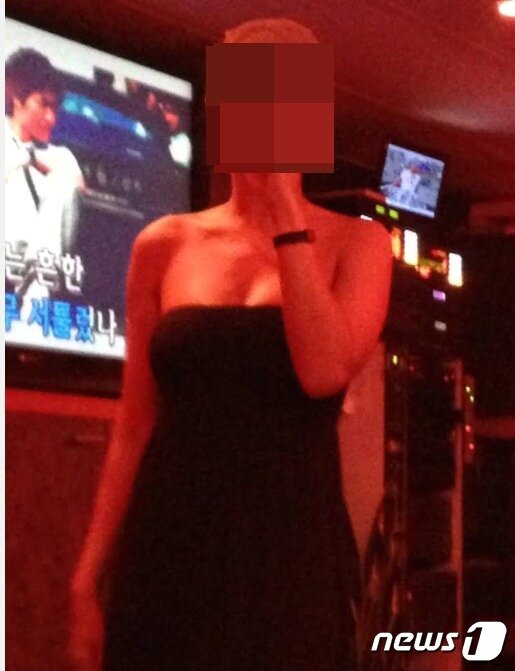 본문 이미지 - 가세연은 15일 밤, 1990년대 말 강남에서 일했다는 진짜 '쥴리'의 모습으로 지금은 하와이에 있다는 주장을 펼쳤다. (SNS 갈무리) ⓒ 뉴스1