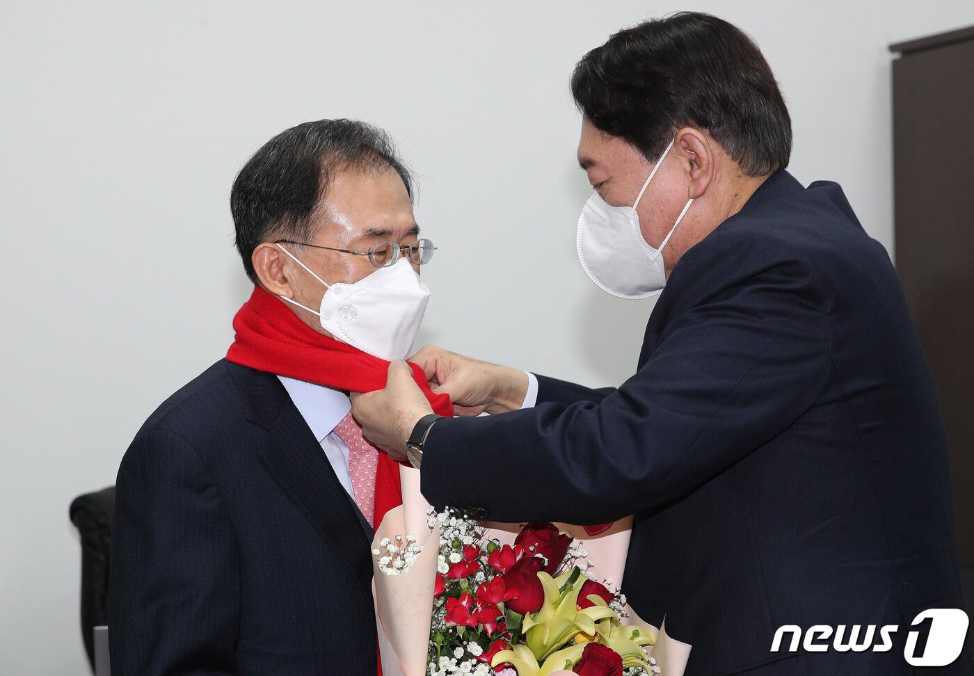본문 이미지 - 윤석열 국민의힘 대선 후보가 지난 16일 오전 서울 여의도 새시대준비위원회 사무실에서 이날 위원회에 새롭게 합류한 윤영일 전 의원에게 붉은색 목도리를 둘러주고 있다. 2021.12.16/뉴스1 ⓒ News1 구윤성 기자