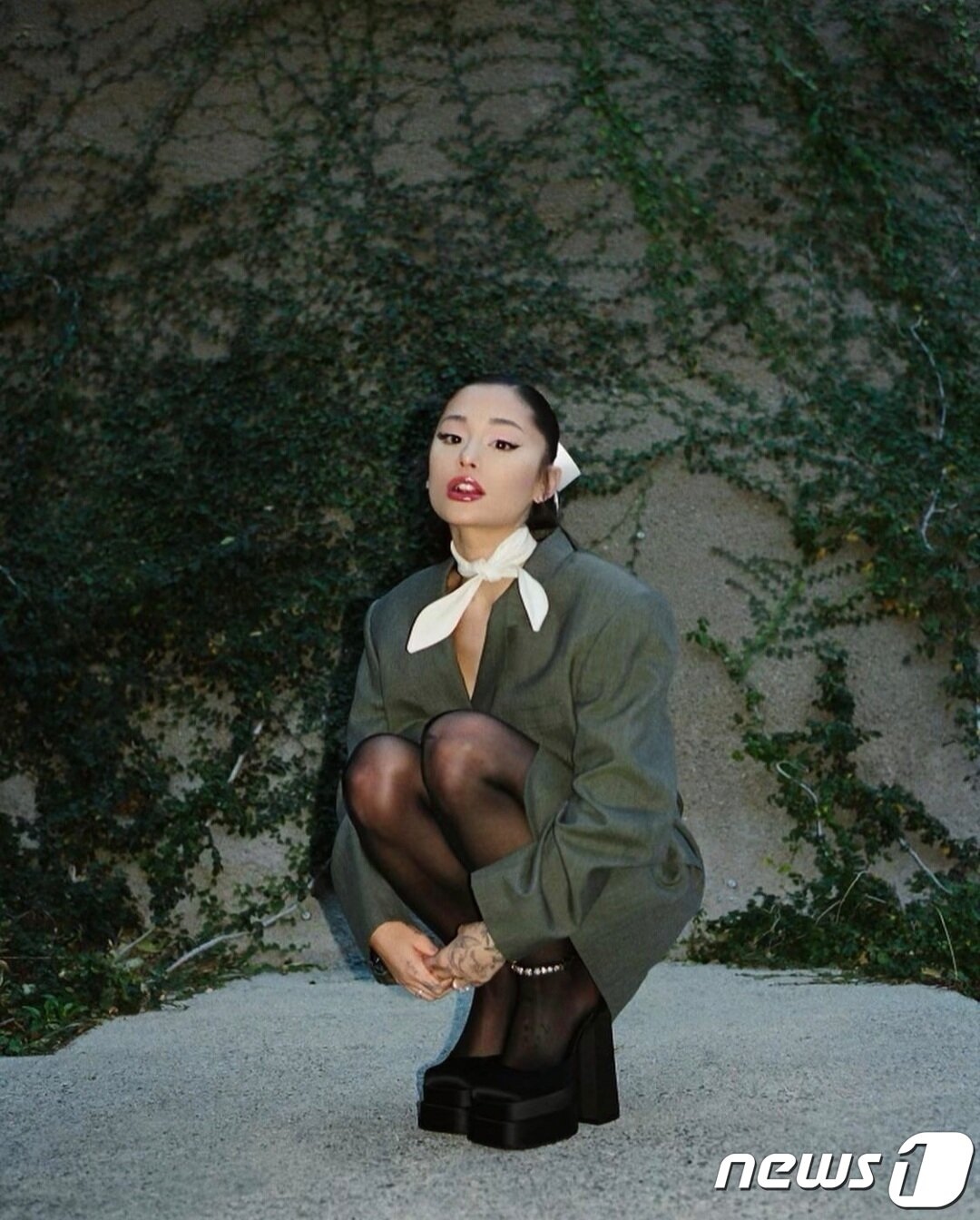 본문 이미지 - '아시안피싱' 논란에 휩싸인 아리아나 그란데 (카티아 템킨 인스타그램 갈무리) 2021.12.16 ⓒ 뉴스1