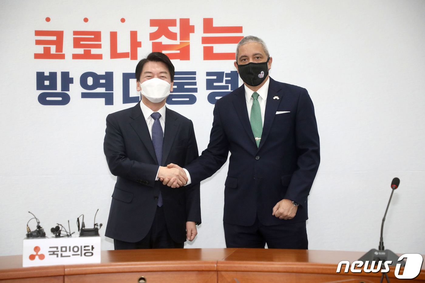 (서울=뉴스1) 이동해 기자 = 안철수 국민의당 대선 후보가 16일 서울 여의도 국회에서 크리스토퍼 델 코소 주한 미국대사대리와 접견하고 있다. 2021.12.16/뉴스1