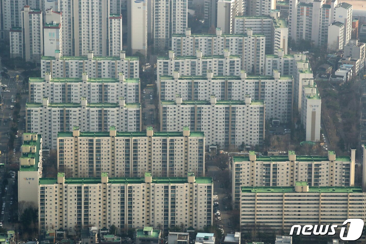 본문 이미지 - 사진은 이날 서울 송파구 롯데월드타워 전망대 서울스카이에서 바라본 아파트단지 모습. 2021.12.16/뉴스1 ⓒ News1 이광호 기자