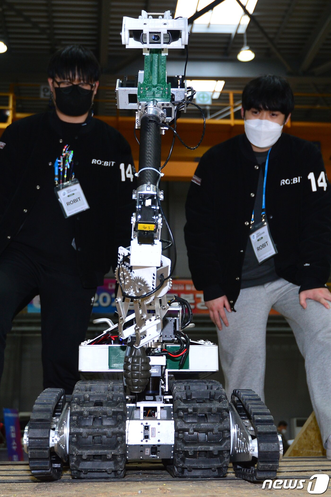 본문 이미지 - 16일 경북 포항시 북구 흥해읍 KIRO안전로봇실증센터에서 열린 2021국방로봇경진대회에 출전한 로봇이 수류탄 제거 과제를 수행하고 있다. 2021.12.16/뉴스1 ⓒ News1 최창호 기자