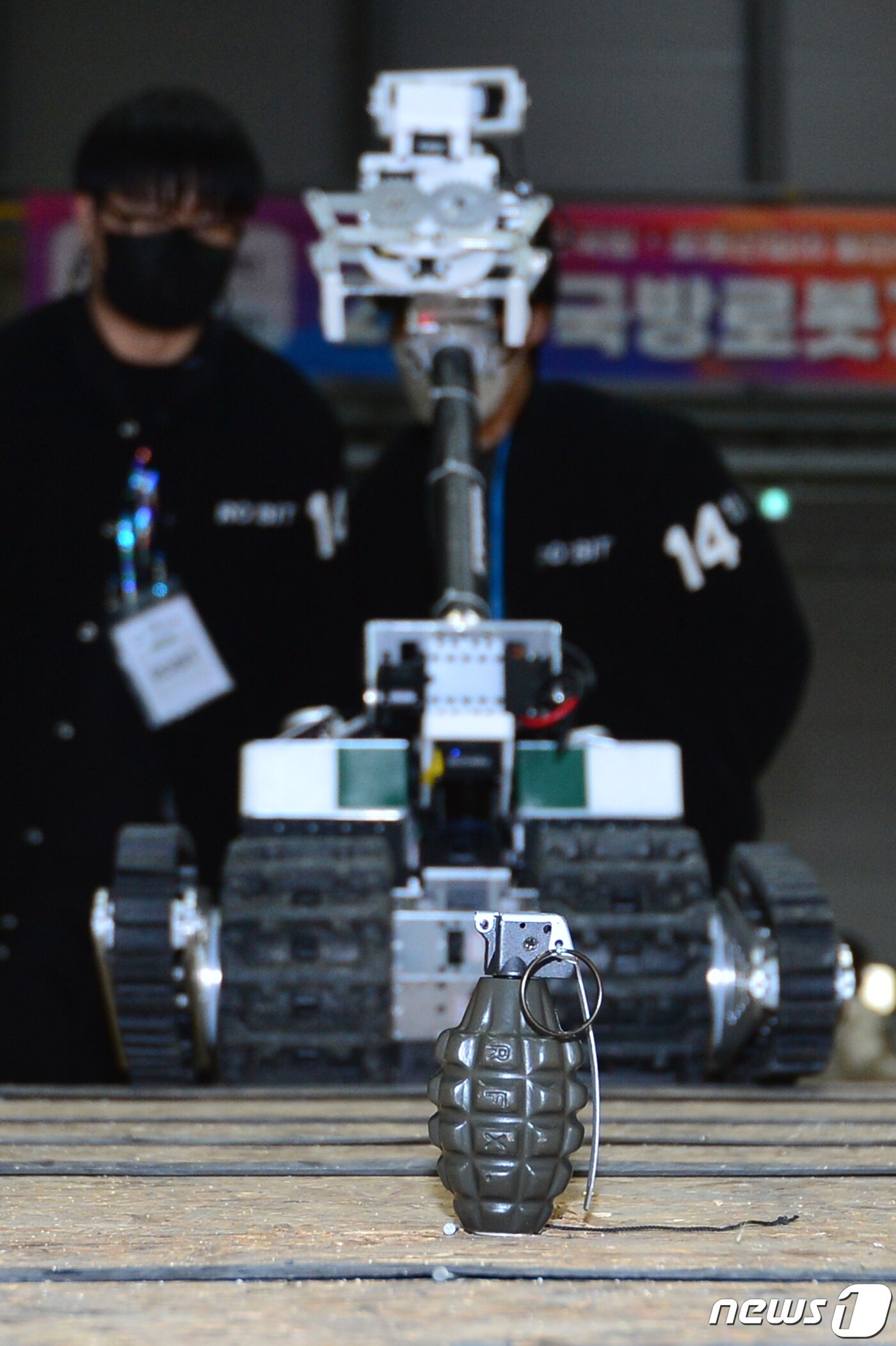 본문 이미지 - 16일 경북 포항시 북구 흥해읍 KIRO안전로봇실증센터에서 열린 2021국방로봇경진대회에 출전한 로봇이 수류탄 제거 과제를 수행하고 있다. 2021.12.16/뉴스1 ⓒ News1 최창호 기자