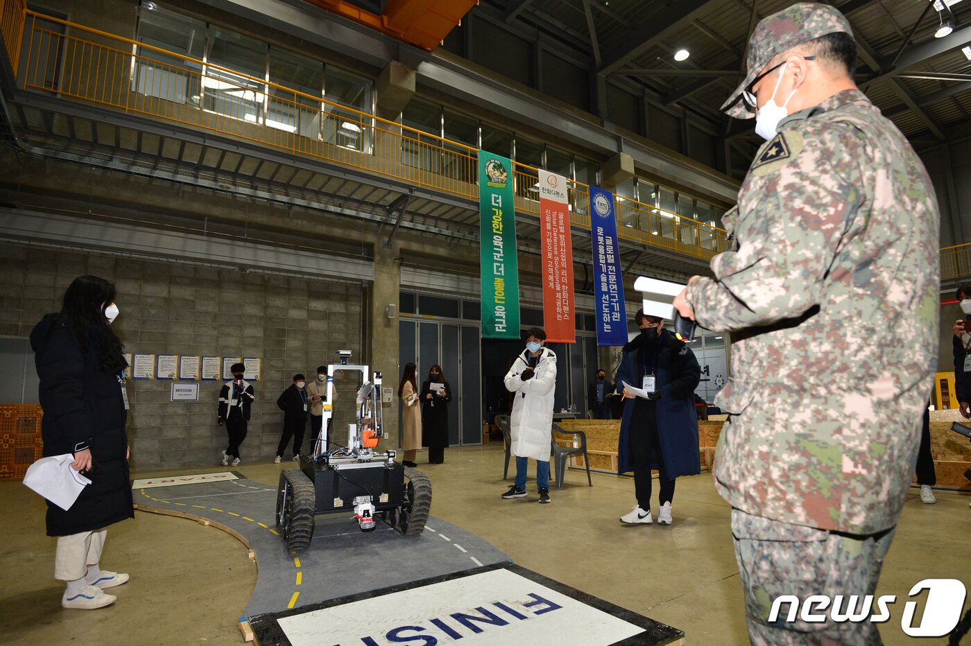 본문 이미지 - 16일 경북 포항시 북구 흥해읍 KIRO안전로봇실증센터에서 열린 2021국방로봇경진대회에 출전한 로봇이 주행 과제를 수행하고 있다. 2021.12.16/뉴스1 ⓒ News1 최창호 기자