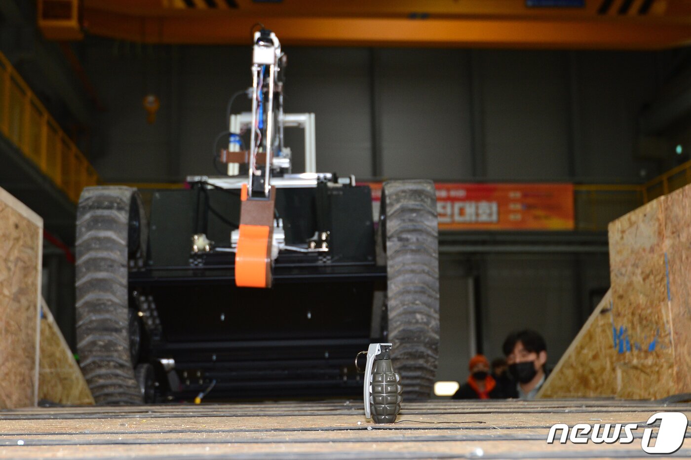본문 이미지 - 16일 경북 포항시 북구 흥해읍 KIRO안전로봇실증센터에서 열린 2021국방로봇경진대회에 출전한 로봇이 수류탄 제거 과제를 수행하고 있다. 이날 2021.12.16/뉴스1 ⓒ News1 최창호 기자