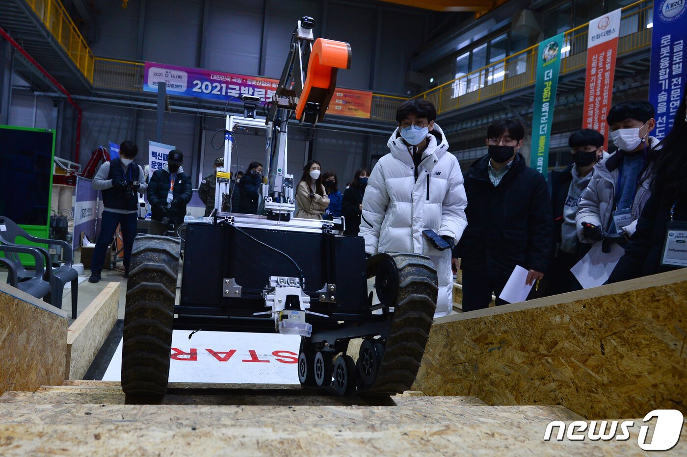 본문 이미지 - 16일 경북 포항시 북구 흥해읍 KIRO안전로봇실증센터에서 열린 2021국방로봇경진대회에 출전한 로봇이 수류탄 제거 과제를 수행하기 위해 계단을 오르고 있다2021.12.16/뉴스1 ⓒ News1 최창호 기자