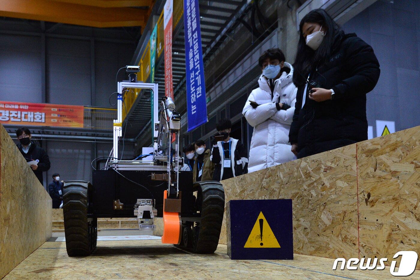 본문 이미지 - 16일 경북 포항시 북구 흥해읍 KIRO안전로봇실증센터에서 열린 2021국방로봇경진대회에 출전한 로봇이 장애물 제거 과제를 수행하고 있다. .2021.12.16/뉴스1 ⓒ News1 최창호 기자