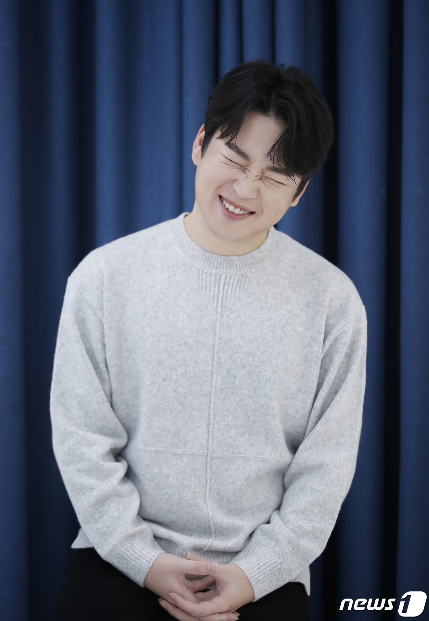 본문 이미지 - 유튜브 구독자 327만 명인 아카펠라그룹 메이트리(MAYTREE) 권영훈이 16일 오후 서울 강남구 한 스튜디오에서 열린 뉴스1과의 인터뷰에 앞서 포즈를 취하고 있다. 2021.12.16/뉴스1 ⓒ News1 권현진 기자