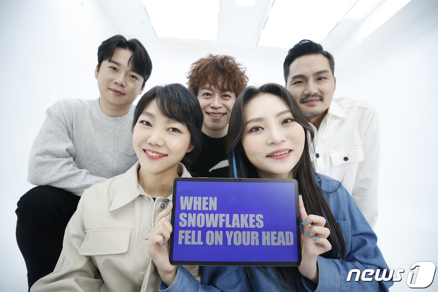 본문 이미지 - 유튜브 구독자 327만 명인 아카펠라 그룹 메이트리(MAYTREE) 권영훈(왼쪽부터), 강수경, 정상인, 임수연, 김원종이 16일 오후 서울 강남구 한 스튜디오에서 열린 뉴스1과의 인터뷰에 앞서 포즈를 취하고 있다. 2021.12.16/뉴스1 ⓒ News1 권현진 기자