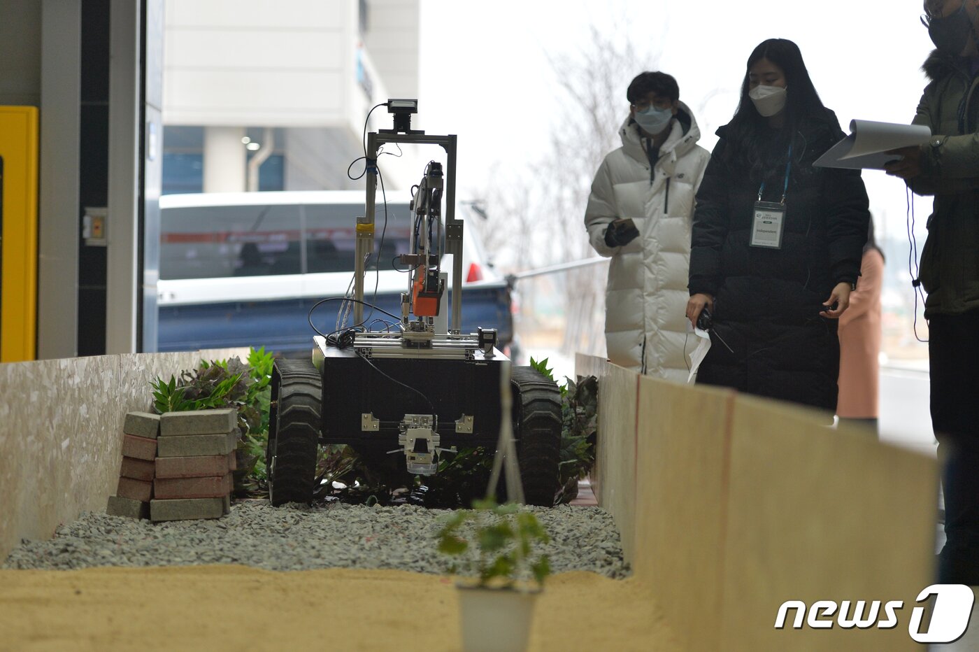 본문 이미지 - 16일 경북 포항시 북구 흥해읍 KIRO안전로봇실증센터에서 열린 2021국방로봇경진대회에 출전한 로봇이 주행 과제를 평가받고 있다. .2021.12.16/뉴스1 ⓒ News1 최창호 기자