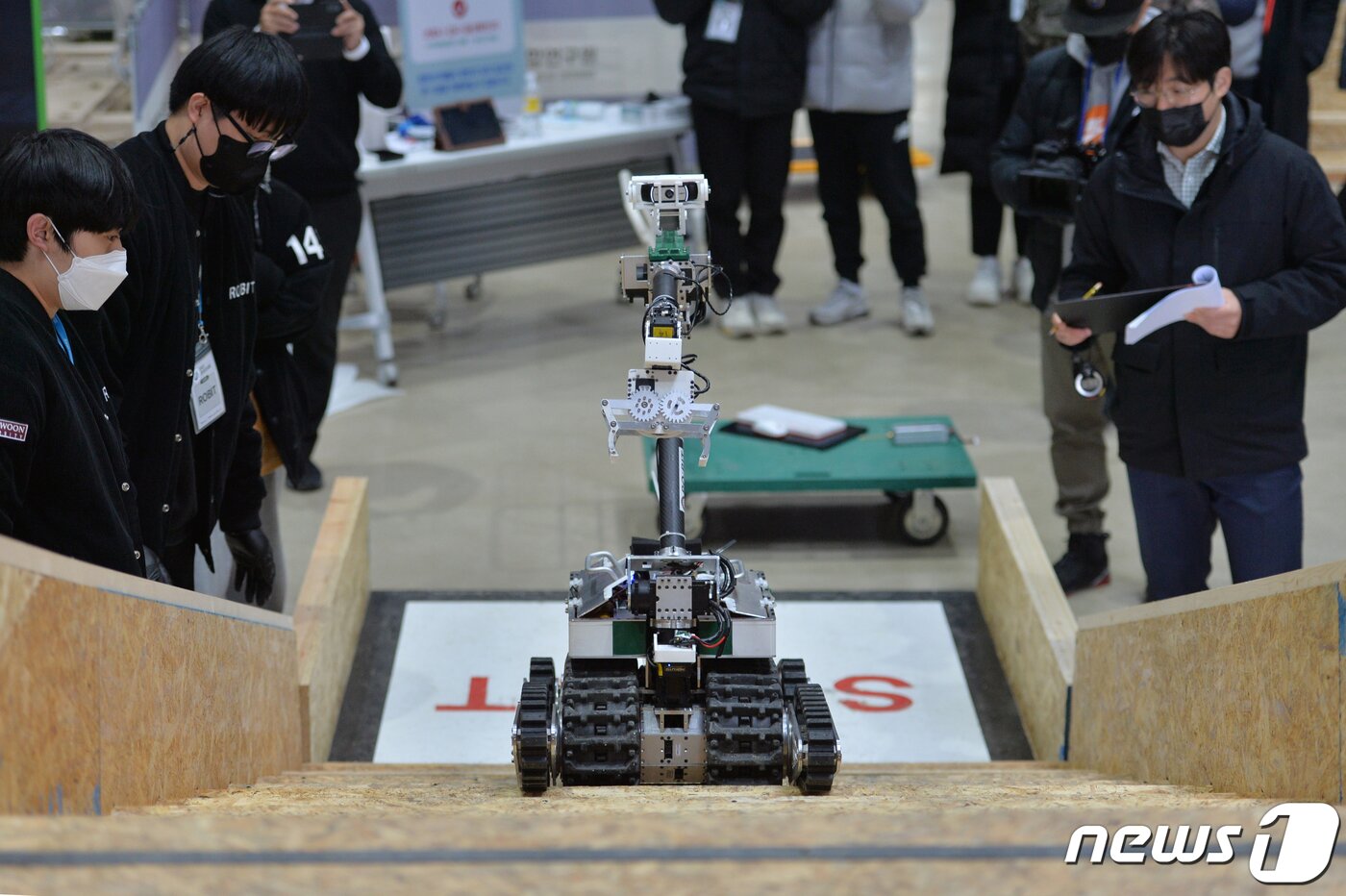 본문 이미지 - 16일 경북 포항시 북구 흥해읍 KIRO안전로봇실증센터에서 열린 2021국방로봇경진대회에 출전한 로봇이 수류탄 제거 과제를 수행하기 위해 계단을 오르고 있다2021.12.16/뉴스1 ⓒ News1 최창호 기자