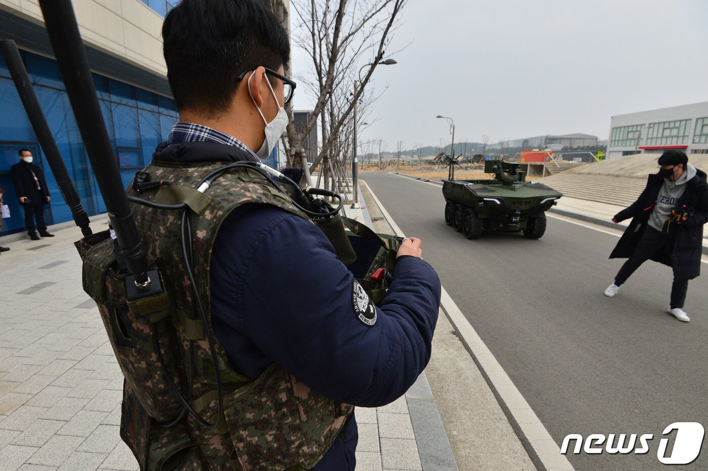 본문 이미지 - 16일 경북 포항시 북구 흥해읍 KIRO안전로봇실증센터에서 열린 2021국방로봇경진대회에 앞서 한화 디펜스가 제작한 지능형 다목적무인차량 시연이 펼쳐지고 있다..2021.12.16/뉴스1 ⓒ News1 최창호 기자