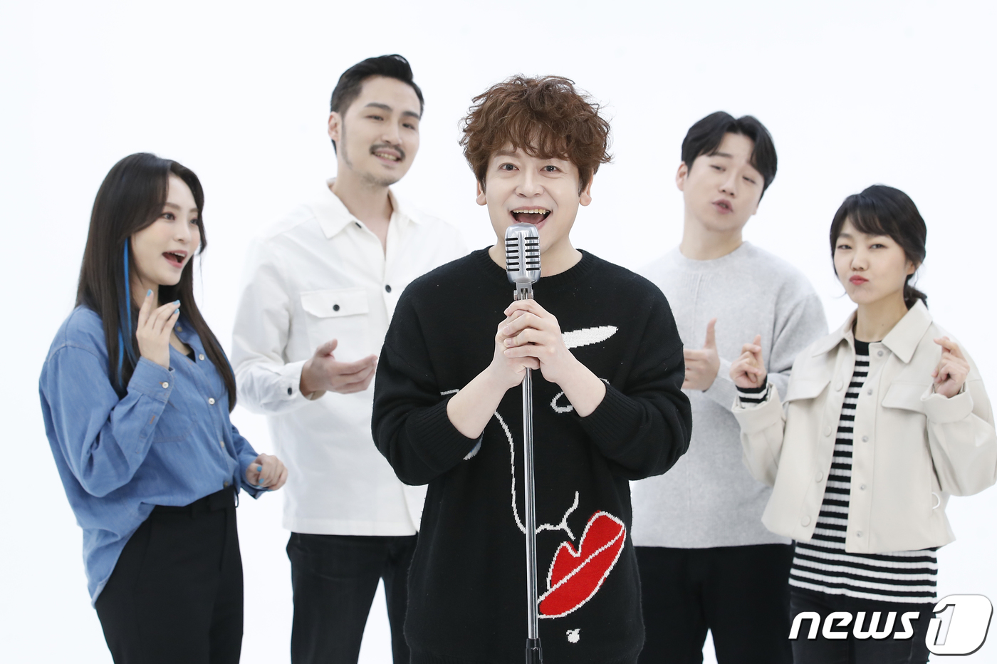 (서울=뉴스1) 권현진 기자 = 유튜브 구독자 327만 명인 아카펠라 그룹 메이트리(MAYTREE) 임수연(왼쪽부터), 권영훈, 정상인, 김원종, 강수경이 16일 오후 서울 강남구 …