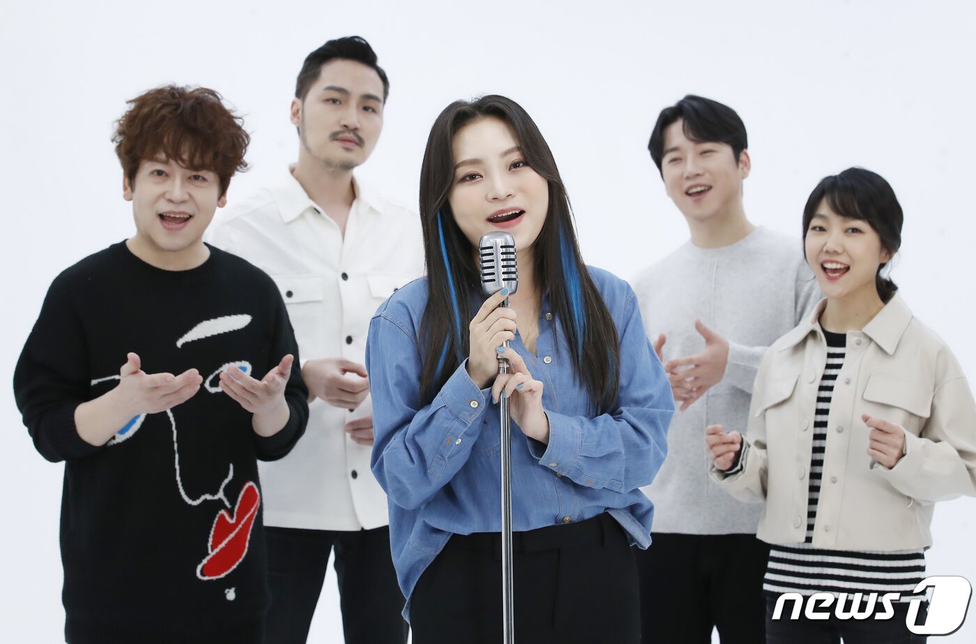 본문 이미지 - 유튜브 구독자 327만 명인 아카펠라 그룹 메이트리(MAYTREE) 정상인(왼쪽부터), 김원종, 임수연, 권영훈, 강수경이 16일 오후 서울 강남구 한 스튜디오에서 열린 뉴스1과의 인터뷰에 앞서 포즈를 취하고 있다. 2021.12.16/뉴스1 ⓒ News1 권현진 기자