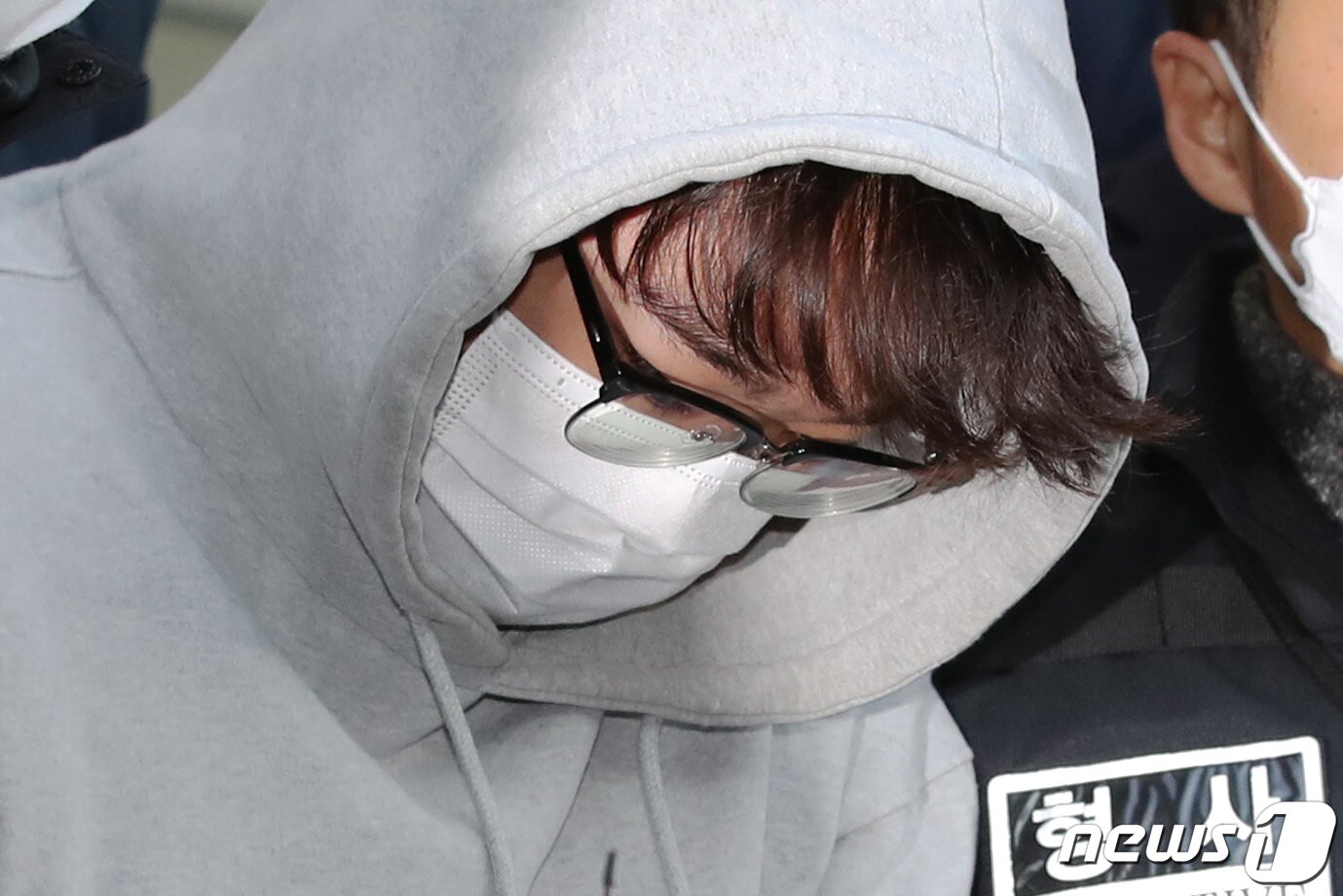본문 이미지 - 신변보호를 받던 여성의 가족을 살해한 혐의를 받는 이석준이 17일 오전 서울송파경찰서에서 검찰로 송치되고 있다. 2021.12.17/뉴스1 ⓒ News1 이광호 기자