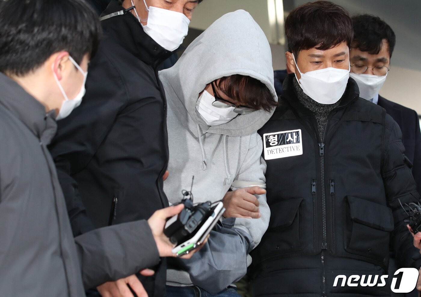 본문 이미지 - 신변보호를 받던 여성의 가족을 살해한 혐의를 받는 이석준이 17일 오전 서울송파경찰서에서 검찰로 송치되고 있다. 2021.12.17/뉴스1 ⓒ News1 이광호 기자