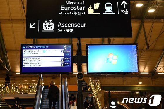 16일(현지시간) 프랑스 파리 북역에 위치한 유로스타 터미널 전광판에 런던행 열차 스케쥴이 표시돼있다. 2021.12.16 © AFP=뉴스1
