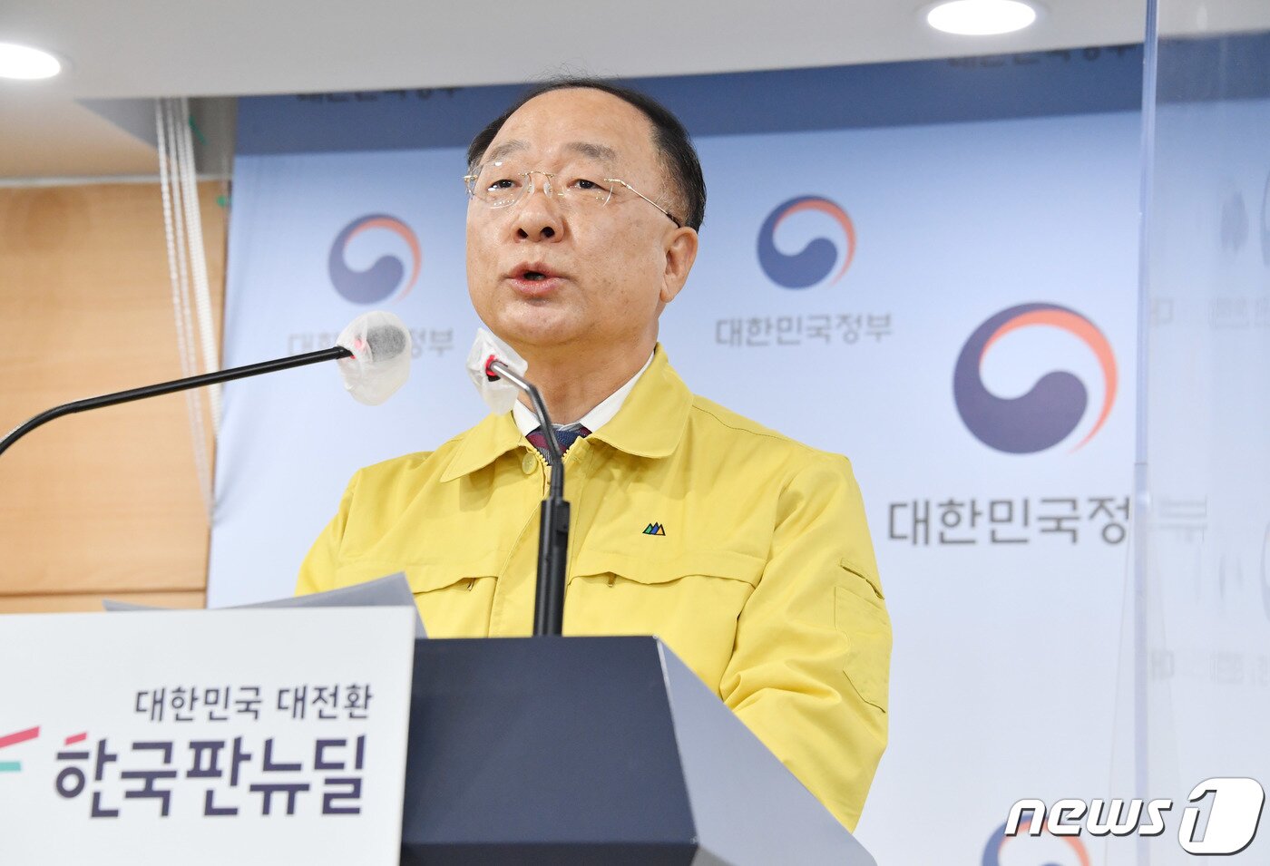 본문 이미지 - 홍남기 경제부총리 겸 기획재정부 장관이 17일 서울 종로구 정부서울청사에서 열린 &#39;소상공인 지원 관련 정부 합동 브리핑&#39;에서 주요내용을 발표하고 있다. 이날 홍 부총리는 코로나19 방역지원금 및 손실보상·지원 확대방안과 관련해 &#34;기정예산, 각종기금, 예비비 등 가용재원을 총동원해 4조3000억원 규모의 3대 패키지 지원방안을 새로 마련하고 올해 말부터 신속히 지원해 나가겠다＂고 밝혔다. &#40;기획재정부 제공&#41; 2021.12.17/뉴스1