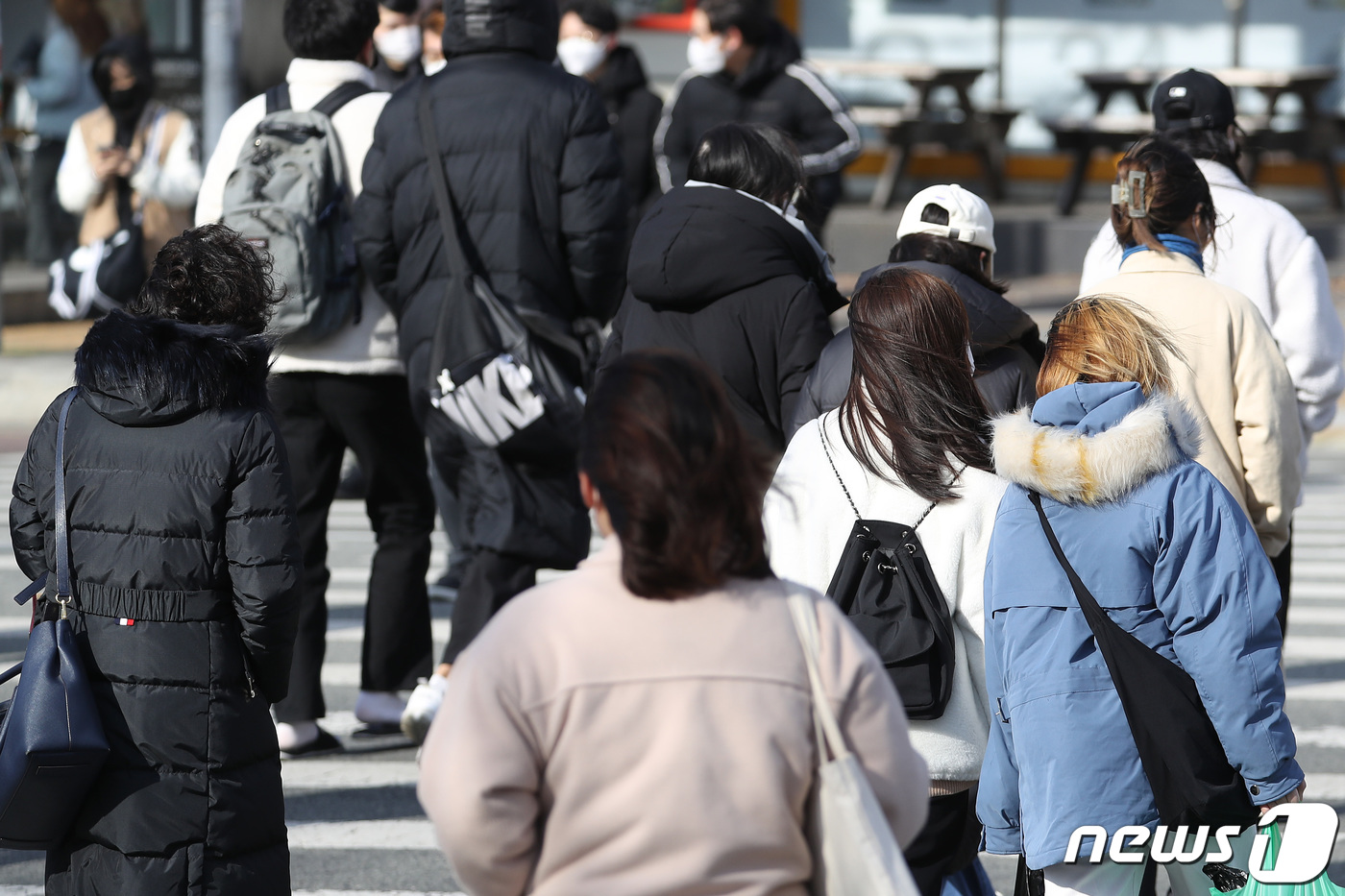 (경산=뉴스1) 공정식 기자 = 칼바람과 함께 기온이 크게 내려간 17일 오전 경북 경산시 한 횡단보도에서 두꺼운 겨울옷으로 중무장한 시민들이 잔뜩 웅크린 채 발걸음을 재촉하고 있 …