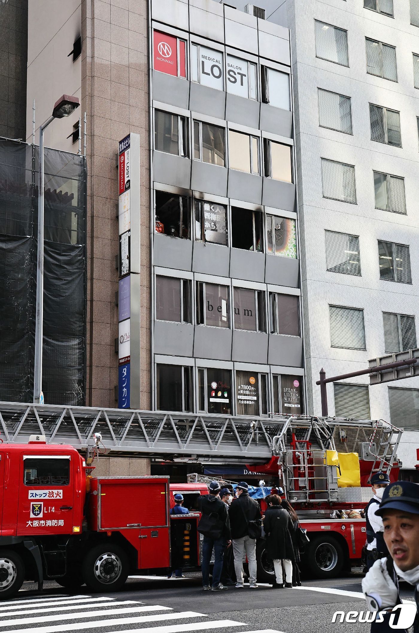 본문 이미지 - 일본 오사카에 위치한 8층 빌딩에 화재가 발생했다. ⓒ AFP=뉴스1 ⓒ News1 정윤영 기자